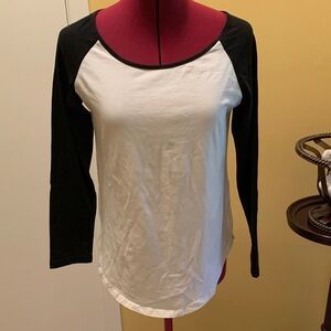 Raglan Sleeve Top in black and white